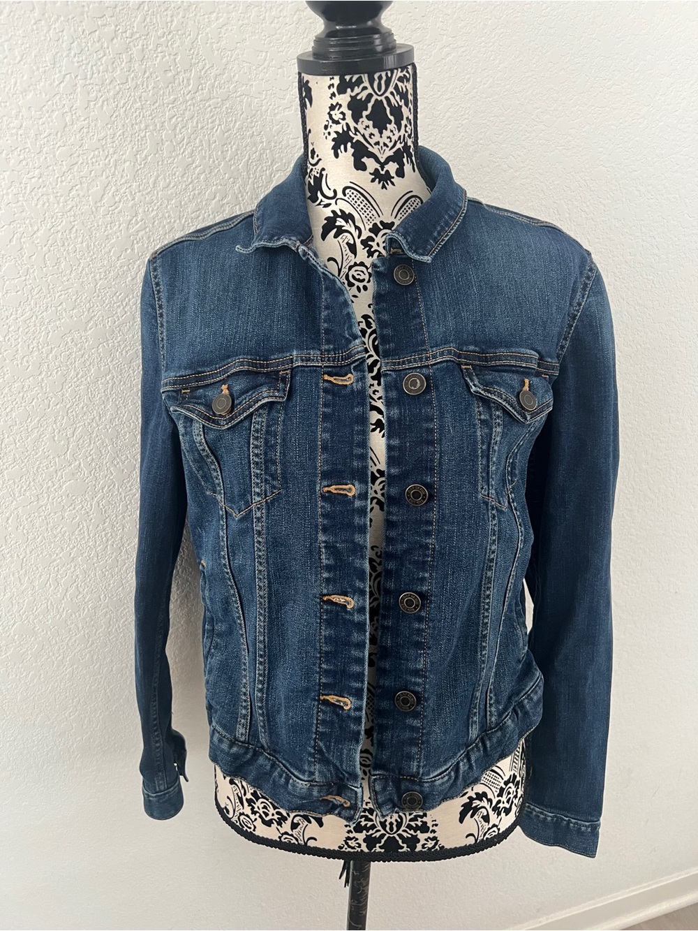 Gap Women’s Medium Stretch Denim Trucker Jacket Dark Wash